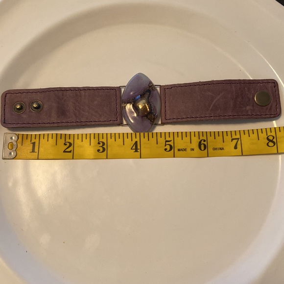 Handmade leather bracelet with resin stone - Picture 6 of 7